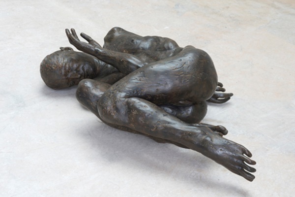 click to enlarge- double click to reduce Lois Anvidalfarei
Noli me tangere, 2020
bronzo
43 x 147 x 94 cm